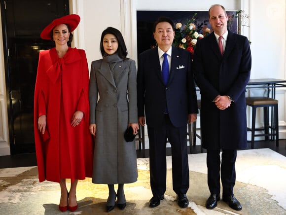 Ce mardi soir, ils seront de retour pour un dîner de gala.
Le prince William, prince de Galles, et Catherine (Kate) Middleton, princesse de Galles accueillent le président de la Corée du Sud Yoon Suk Yeol et sa femme Kim Keon Hee dans leur hôtel du centre de Londres, le premier jour de leur visite d'État au Royaume-Uni, le 21 novembre 2023. 