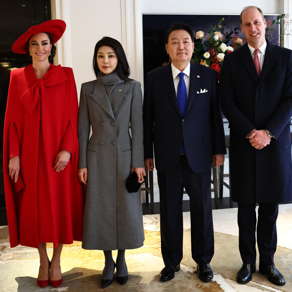 Ce mardi soir, ils seront de retour pour un dîner de gala.
Le prince William, prince de Galles, et Catherine (Kate) Middleton, princesse de Galles accueillent le président de la Corée du Sud Yoon Suk Yeol et sa femme Kim Keon Hee dans leur hôtel du centre de Londres, le premier jour de leur visite d'État au Royaume-Uni, le 21 novembre 2023. 