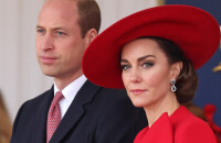 Kate Middleton frôle l'incident de robe : en cape et chapeau XXL, elle dévoile ses jambes musclées