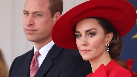 Kate Middleton frôle l'incident de robe en cape et chapeau XXL, elle dévoile ses jambes musclées