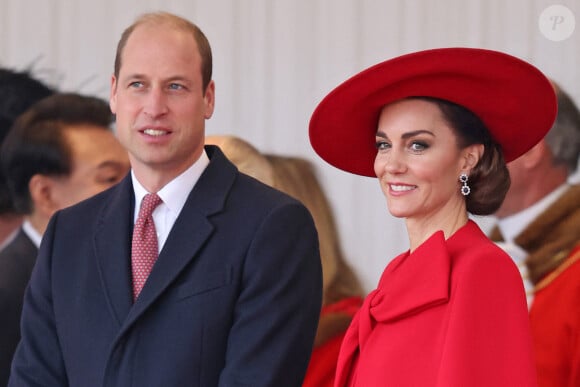 Mais qui a permis à ses fans de voir qu'elle avait des très belles jambes ! 
Le prince William, prince de Galles, et Catherine (Kate) Middleton, princesse de Galles, - Cérémonie de bienvenue du président de la Corée du Sud à Horse Guards Parade à Londres, le 21 novembre 2023. 