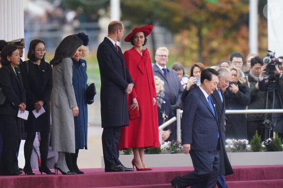 Le président de la Corée du Sud, Yoon Suk Yeol, et son épouse Kim Keon Hee, Le roi Charles III d'Angleterre et Camilla Parker Bowles, reine consort d'Angleterre, Le prince William, prince de Galles, et Catherine (Kate) Middleton, princesse de Galles, - Cérémonie de bienvenue du président de la Corée du Sud à Horse Guards Parade à Londres, le 21 novembre 2023. 