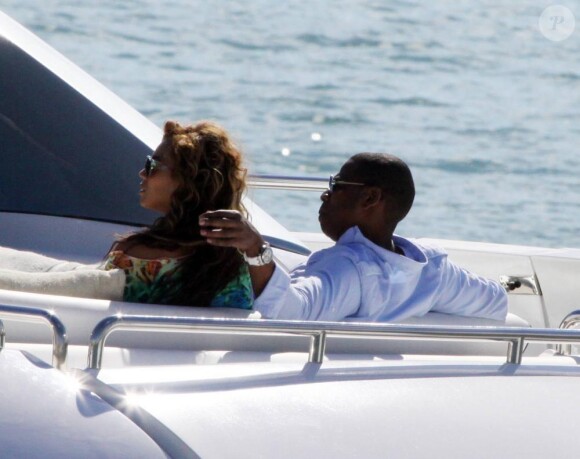 Pour célébrer la St-Valentin, malgré un léger retard, Jay-Z et Beyoncé ont privatisé un yacht afin de s'offrir un moment de détente, sur les côtes floridiennes, près de Miami.