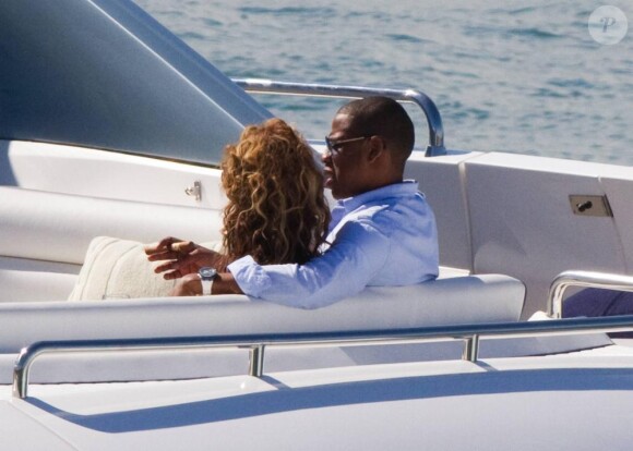 Un goût d'amour plane au dessus de ce yacht loué par Beyoncé et Jay-Z pour une St-Valentin... en retard, mais célébrée comme il se doit ! 