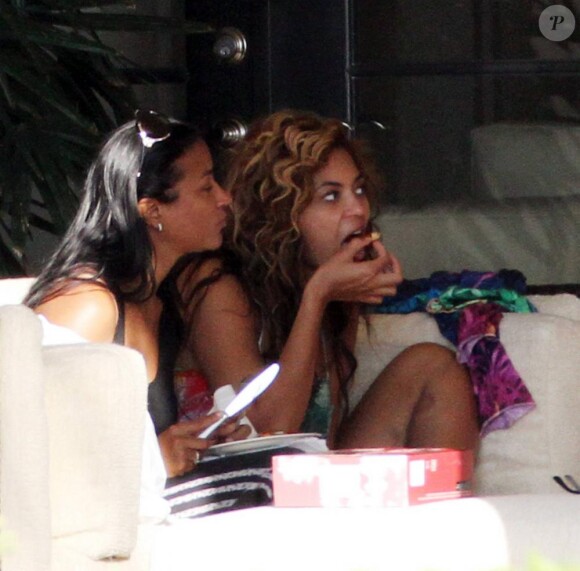 Après son tour de bateau en amoureux avec son Jay-Z adoré, Beyoncé a rejoint la villa de Miami dans laquelle elle a invité bon nombre d'amis.
