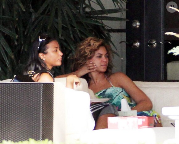 Après son tour de bateau en amoureux avec son Jay-Z adoré, Beyoncé a rejoint la villa de Miami dans laquelle elle a invité bon nombre d'amis.