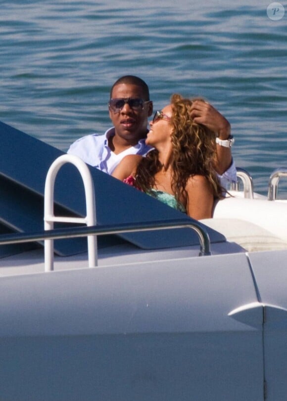 Beyoncé et Jay-Z profitent de cette croisière post-St-Valetin, et savourent l'apaisante sensation d'être seuls au monde.