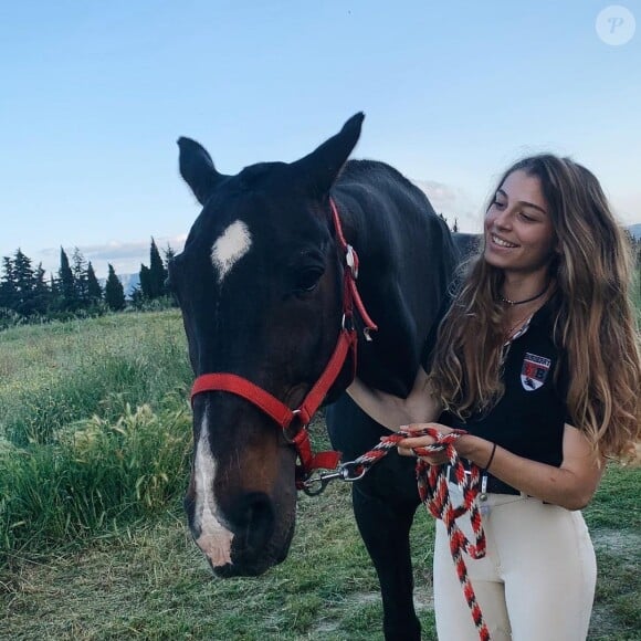 Adélina Blanc (Miss Provence) est également passionnée d'équitation.
Adélina Blanc, Miss Provence, en route vers Miss France 2024.