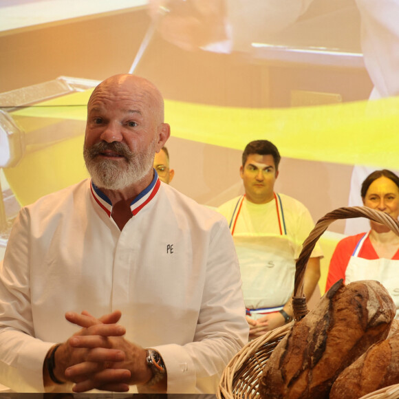 Le chef Philippe Etchebest décline son plat "Signature" en mode street food au sein du Pop Up Club à Bordeaux le 11 septembre 2023. © Fabien Cottereau / Bestimage