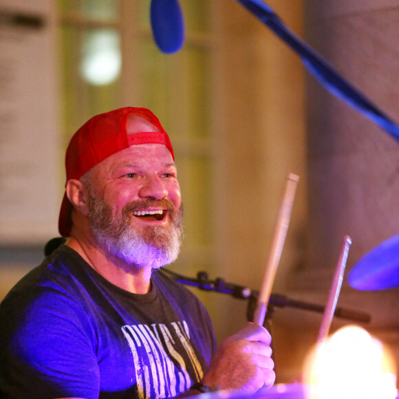 Exclusif - Le chef Philippe Etchebest joue de la batterie avec son groupe, devant son restaurant "Le Quatrième Mur", dans le cadre de la Fête de la Musique à Bordeaux, France, le 21 juin 2018. © Patrick Bernard-Quentin Salinier/Bestimage