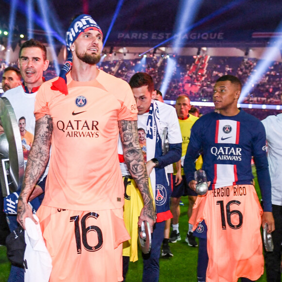 Un joueur du PSG fait chambre à part avec sa femme
 
Alexandre Letellier et Kylian Mbappé lors de la cérémonie de remise du trophée de champion de France au Paris Saint-Saint-Germain (PSG) après le match de football Ligue 1 Uber Eats opposant le Paris Saint-Germain (PSG) au Clermont Foot 63 au Parc des Princes à Paris, France. © Philippe Lecoeur/Pool/Bestimage