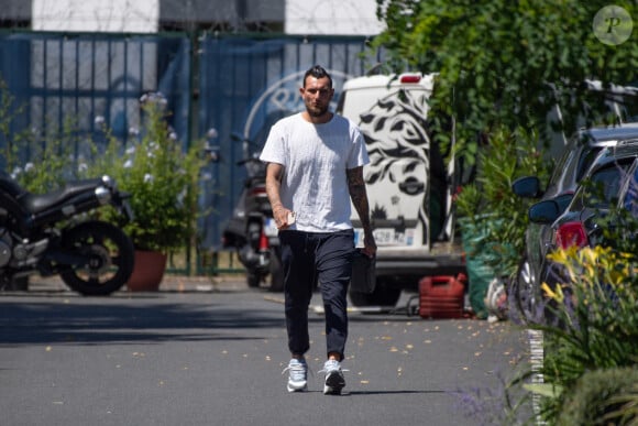 Alexandre Letellier arrive à l'entrainement au Camp des Loges à Saint-Germain-en-Laye, le 4 juillet 2022.