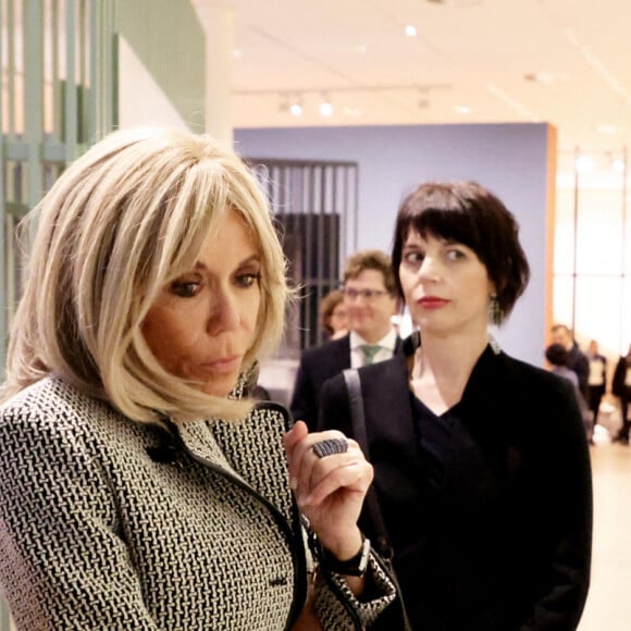 Ni une, ni deux, ses gardes du corps ont passé un coup de téléphone au restaurant La Gondola afin de réserver une table...
Brigitte Macron a visité l'exposition permanente consacrée à Paul Klee avec Muriel Zeender Berset, la femme du président de la Confédération suisse à Berne le 15 novembre 2023. © Dominique Jacovides / Bestimage