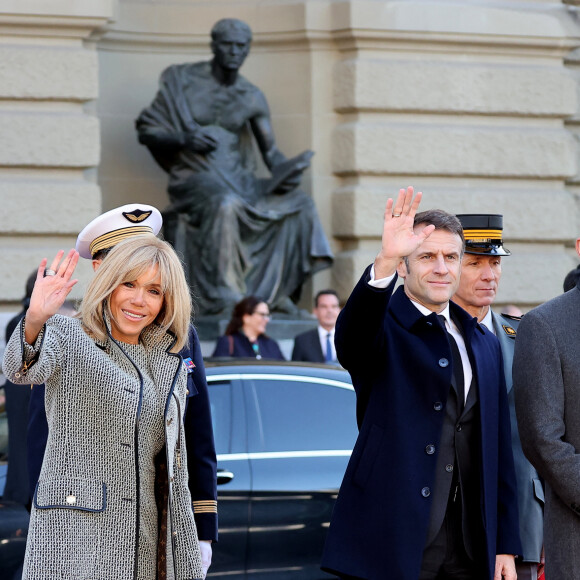 Elle aurait également bu du vin rosé et du vin rouge avec modération.
Cérémonie d'accueil du président Emmanuel Macron et de sa femme Brigitte Macron sur la place fédérale de Berne, Suisse le 15 novembre 2023. © Dominique Jacovides / Bestimage