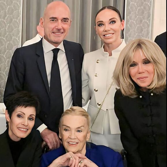 Exclusif - Gilles Muzas, Alexandra Cardinale, Marie-Claude Pietragalla, la première dame Brigitte Macron - C.Bessy, ancienne danseuse étoile, reçoit les insignes de grand officier de la légion d'honneur par le Chef de l'État Emmanuel Macron au palais de l'Elysée à Paris.