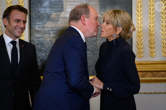 Emmanuel Macron, president de la Republique et sa femme Brigitte avec Albert II, Prince souverain de Monaco, lors du diner des chefs d'état a l'occasion du 6eme Forum de Paris sur la paix. © Eric Tschaen / Pool / Bestimage