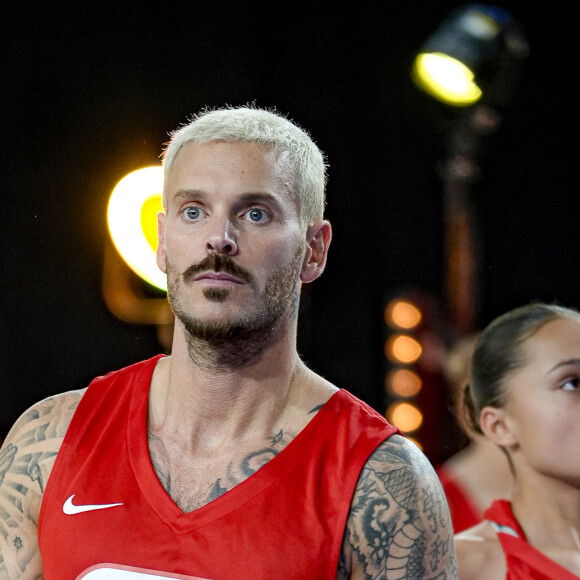 Tony Parker et Matt Pokora (M.Pokora) s’affrontent lors d’un match de basket par équipes dans le cadre d’une animation Radio Scoop au Gymnase Mado Bonnet à Lyon le 26 octobre 2023.