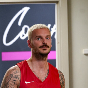 Matt Pokora (M.Pokora) s'échauffe avant de rentrer sur le terrain. Tony Parker et Matt Pokora (M.Pokora) s’affrontent lors d’un match de basket par équipes dans le cadre d’une animation Radio Scoop au Gymnase Mado Bonnet à Lyon le 26 octobre 2023.