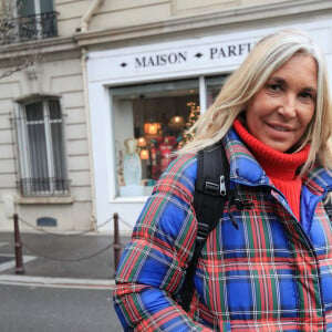 Souhaitant reporter le tournage à une date ultérieure, elle a été forcée de travailler avec le chéri de Catherine Robert qui ne pouvait pas décaler la date.
Exclusif - Zazie quitte les studios de RTL à Neuilly-sur-Seine, le 23 novembre 2023. © Jonathan Rebboah / Panoramic / Bestimage 