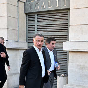 Christophe Galtier, l'ancien entraîneur de l'OGC Nice, accompagné par ses avocats, Maîtres Sébastien Schapira et Olivier Martin, comparaît devant le tribunal correctionnel de Nice, le 15 décembre 2023. Il est pousuivi pour des faits de "harcèlement moral" et de "discrimination" suite à des propos racistes qu'il aurait tenus entre 2021 et 2022. Il encourt jusqu'à trois ans de prison et 45.000 d'amende. © Bruno Bebert/Bestimage  Former coach of OGC Nice Christophe Galtier is seen outside Nice's courthouse, south-eastern France, on December 15, 2023, during a break of his trial over harassment and discrimination on the grounds of race or religion. Accused of harassment and discrimination, mainly against his Muslim players, when he coached OGC Nice, Christophe Galtier briefly interrupted his exile in Qatar to appear before judges in Nice on December 15, 2023, with the firm intention of defending himself. 