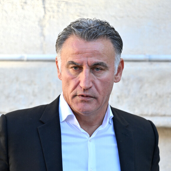 Christophe Galtier, l'ancien entraîneur de l'OGC Nice, accompagné par ses avocats, Maîtres Sébastien Schapira et Olivier Martin, comparaît devant le tribunal correctionnel de Nice, le 15 décembre 2023. Il est pousuivi pour des faits de "harcèlement moral" et de "discrimination" suite à des propos racistes qu'il aurait tenus entre 2021 et 2022. Il encourt jusqu'à trois ans de prison et 45.000 d'amende. © Bruno Bebert/Bestimage  Former coach of OGC Nice Christophe Galtier is seen outside Nice's courthouse, south-eastern France, on December 15, 2023, during a break of his trial over harassment and discrimination on the grounds of race or religion. Accused of harassment and discrimination, mainly against his Muslim players, when he coached OGC Nice, Christophe Galtier briefly interrupted his exile in Qatar to appear before judges in Nice on December 15, 2023, with the firm intention of defending himself. 