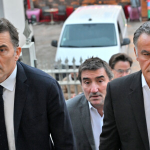 Christophe Galtier, l'ancien entraîneur de l'OGC Nice, accompagné par ses avocats, Maîtres Sébastien Schapira et Olivier Martin, comparaît devant le tribunal correctionnel de Nice, le 15 décembre 2023. Il est pousuivi pour des faits de "harcèlement moral" et de "discrimination" suite à des propos racistes qu'il aurait tenus entre 2021 et 2022. Il encourt jusqu'à trois ans de prison et 45.000 d'amende. © Bruno Bebert/Bestimage  Former coach of OGC Nice Christophe Galtier is seen outside Nice's courthouse, south-eastern France, on December 15, 2023, during a break of his trial over harassment and discrimination on the grounds of race or religion. Accused of harassment and discrimination, mainly against his Muslim players, when he coached OGC Nice, Christophe Galtier briefly interrupted his exile in Qatar to appear before judges in Nice on December 15, 2023, with the firm intention of defending himself. 