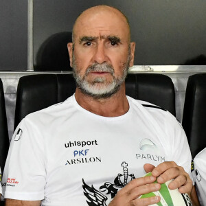 Eric Cantona et son fils Emir - Match des Légendes, la rencontre qui mêle le football et le rugby au profit de l'association de P. Olmeta (ancien gardien de but et co-fondateur de l'association), "Un sourire, un espoir pour la vie" s'est déroulé à Nice à l'Allianz Riviera, le 26 septembre 2022. L'association de P. Olmetta est engagée en faveur des enfants atteints de cancer ou de maladie orpheline. © Bruno Bebert/Bestimage