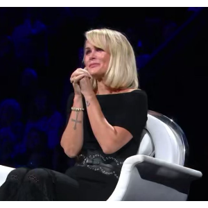 Un nouveau numéro de "La Chanson secrète" se prépare.
Laeticia Hallyday en larmes dans "La Chanson secrète", émission à succès présentée par Nikos Aliagas sur la Une.