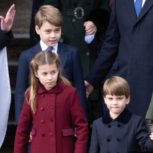 C'est pour cette raison qu'ils pourraient manquer le "Royal Variety Perfomance" jeudi.
Le prince George de Galles, la princesse Charlotte de Galles et le prince Louis de Galles - La famille royale d'Angleterre assiste au service religieux de Noël à l'église St Mary Magdalene à Sandringham, Norfolk, Royaume Uni.