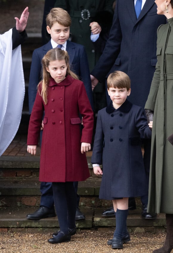 C'est pour cette raison qu'ils pourraient manquer le "Royal Variety Perfomance" jeudi.
Le prince George de Galles, la princesse Charlotte de Galles et le prince Louis de Galles - La famille royale d'Angleterre assiste au service religieux de Noël à l'église St Mary Magdalene à Sandringham, Norfolk, Royaume Uni.