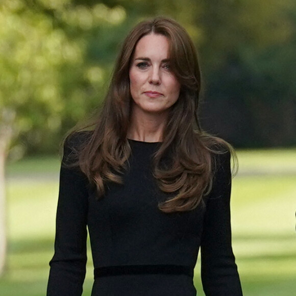Et ce sera encore le cas ce jeudi.
La princesse de Galles Kate Catherine Middleton à la rencontre de la foule devant le château de Windsor, suite au décès de la reine Elisabeth II d'Angleterre.