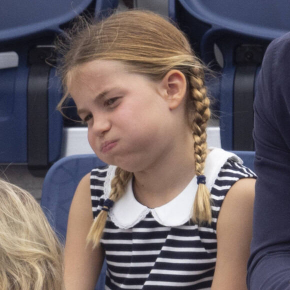 Le prince William, duc de Cambridge, et Catherine (Kate) Middleton, duchesse de Cambridge, avec la princesse Charlotte de Cambridge assistent au Jeux du Commonwealth au centre sportif de l'Université de Birmingham le 2 aout 2022.