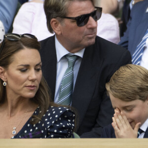 Le prince George de Cambridge - Catherine (Kate) Middleton remet le trophée à Novak Djokovic, vainqueur du tournoi de Wimbledon le 10 juillet 2022. © Bestimage / Dana Press
