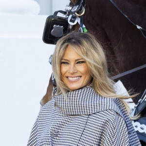 La première Dame Melania Trump reçoit pour la dernière fois le sapin de Noël à la Maison Blanche à Washington, le 23 novembre 2020. Le sapin a été apporté via une calèche, tirée par deux chevaux et livré par Dan et Anne Taylor. La première Dame des Etats-Unis arbore des mèches blondes claires. 