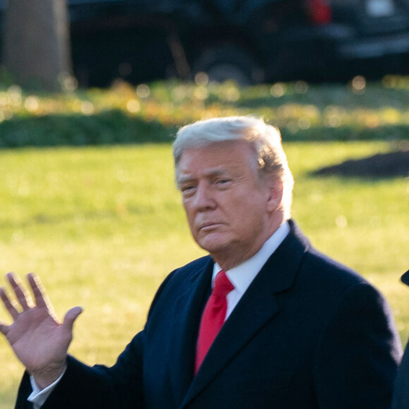 De quoi susciter l'indignation de certains internautes qui sont allés jusqu'à qualifier sa tenue de manque de respect envers la défunte
Le président Donald Trump et la première Dame Melania Trump quittent Washington pour se rendre a Mar-a-Lago a West Palm Beach le 23 décembre 2020 