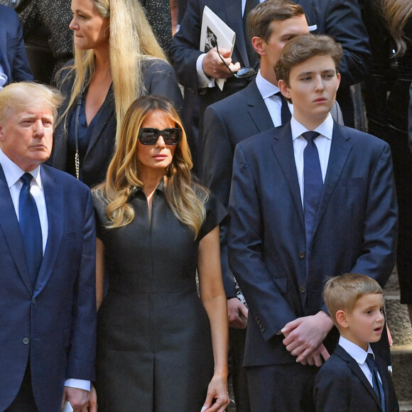 D'autant plus qu'elle s'était habillée de noir pour les obsèques d'Ivana Trump, pourtant ex-femme de son mari Donald...
Donald Trump et sa femme Melania Trump, Barron Trump - Obsèques de Ivana Trump en l'église St Vincent Ferrer à New York. Le 20 juillet 2022 