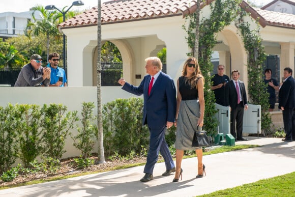 Donald J. Trump et sa femme Melania Trump votent pour les élections de mi-mandat aux États-Unis à West Palm Beach, Floride, Etats-Unis, le 8 novembre 2022. ''Ce sera une élection importante. Sortez et votez, peu importe pour qui vous votez'', a déclaré l'ancien présidentTrump. © Orit Ben-Ezzer/Zuma Press/Bestimage 
