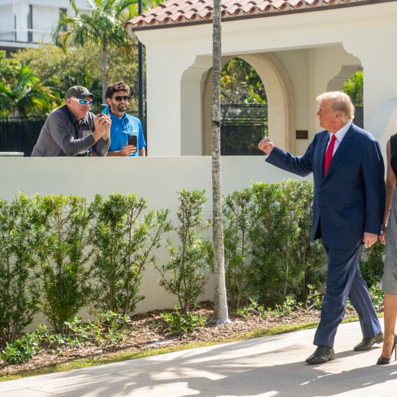 Donald J. Trump et sa femme Melania Trump votent pour les élections de mi-mandat aux États-Unis à West Palm Beach, Floride, Etats-Unis, le 8 novembre 2022. ''Ce sera une élection importante. Sortez et votez, peu importe pour qui vous votez'', a déclaré l'ancien présidentTrump. © Orit Ben-Ezzer/Zuma Press/Bestimage 