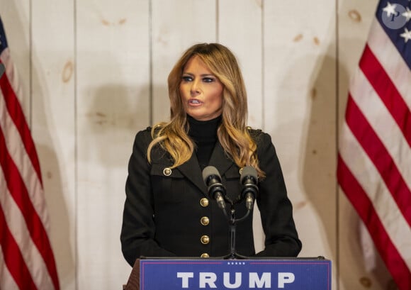 Polémique pour Melania Trump 
Melania Trump lors d'un meeting "Make America Great Again" à Wapwallopen en Pennsylvanie. 