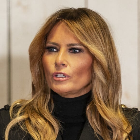 Polémique pour Melania Trump 
Melania Trump lors d'un meeting "Make America Great Again" à Wapwallopen en Pennsylvanie. 
