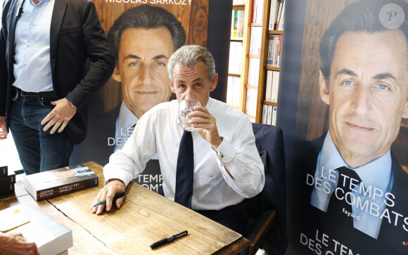 L'ancien président de la République française Nicolas Sarkozy dédicace son livre "Le temps des Combats" à la Librairie du Marché à Deauville, France, le 1er septembre 2023. © Denis Guignebourg/Bestimage