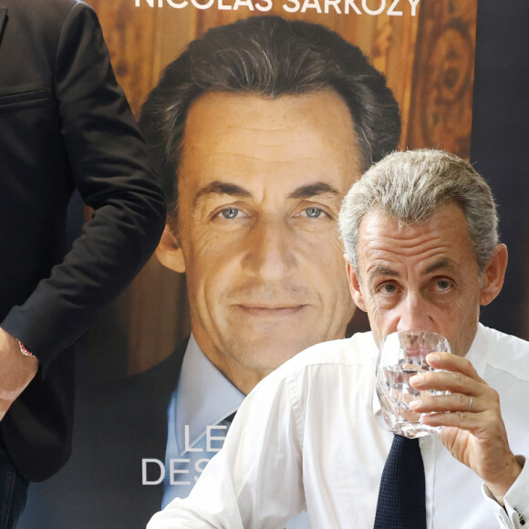L'ancien président de la République française Nicolas Sarkozy dédicace son livre "Le temps des Combats" à la Librairie du Marché à Deauville, France, le 1er septembre 2023. © Denis Guignebourg/Bestimage