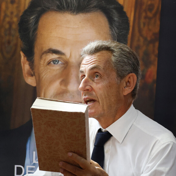 L'ancien président de la République française Nicolas Sarkozy dédicace son livre "Le temps des Combats" à la Librairie du Marché à Deauville, France, le 1er septembre 2023. © Denis Guignebourg/Bestimage