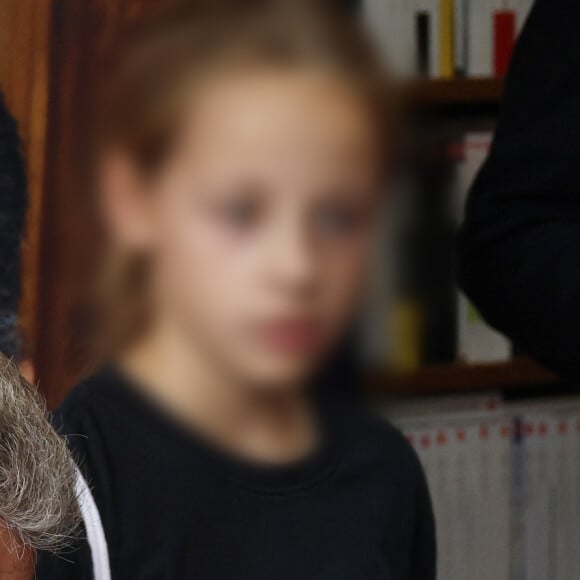 L'ancien président de la République française Nicolas Sarkozy dédicace son livre "Le temps des Combats" sous l'oeil attentif de sa fille Giulia à la Librairie du Marché à Deauville, France, le 1er septembre 2023. © Denis Guignebourg/Bestimage 