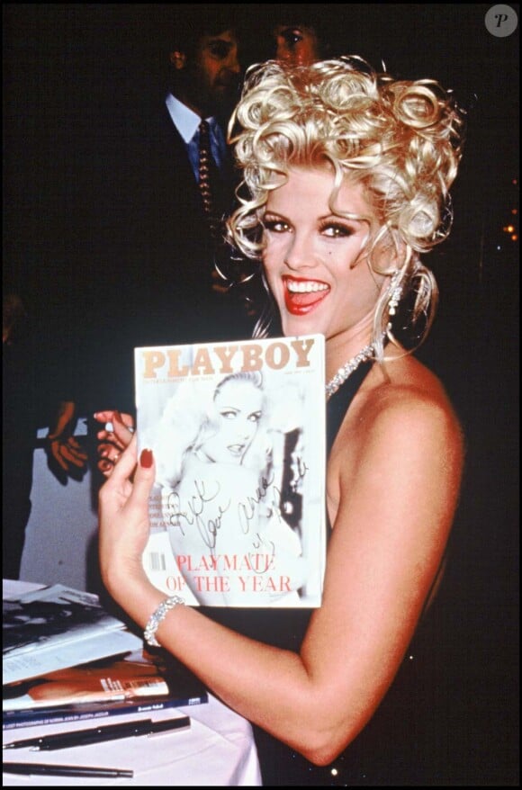 Anna Nicole Smith pose avec son Playboy, le 24 mai 1993 !