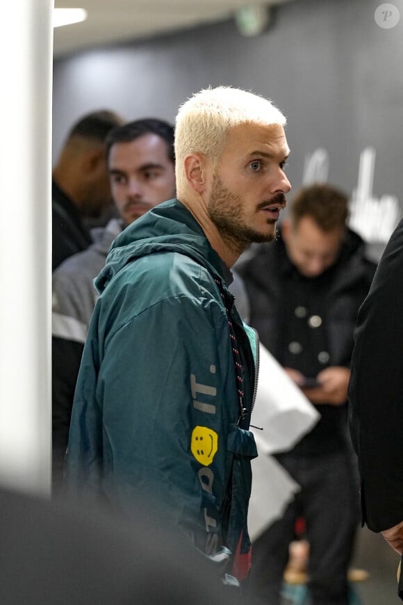 Matt Pokora (M.Pokora) à son arrivée. Tony Parker et Matt Pokora (M.Pokora) s’affrontent lors d’un match de basket par équipes dans le cadre d’une animation Radio Scoop au Gymnase Mado Bonnet à Lyon le 26 octobre 2023.