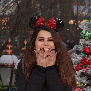 C'est une petite fille qui a pointé le bout de son nez pour leur plus grand bonheur et qui a hérité du doux prénom de Sasha. 
Karine Ferri - Les célébrités fêtent Noël à Disneyland Paris en novembre 2021. © Disney via Bestimage