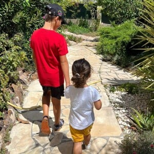 Cette dernière rejoint alors le clan, déjà composé de son grand frère Maël (né en 2016) et sa grande soeur Claudia (née en 2018).
Maël et Claudia, les enfants de Karine Ferri et Yoann Gourcuff.