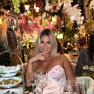 Elle écrivait pour présenter son livre : "De mon enfance à aujourd'hui, j'ai écrit tout ce qui m'a influencée à devenir celle que je suis devenue. À vivre ce que j'ai vécu."

Carla Moreau sur Instagram