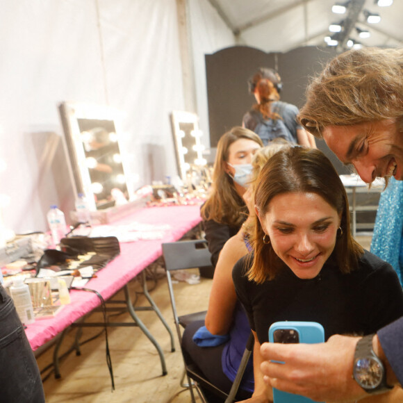 Exclusif - Alice Detollenaere et Camille Lacourt, parents heureux, profitent de leur lenfant lors d'un appel Facetime - Backstage du défilé des 30 ans de l’Association "Ruban rose" à l'occasion d'octobre rose 2022 la campagne du mois de sensibilisation au cancer du sein en marge de la Fashion Week De Paris (PFW), au Trocadéro à Paris, France, le 1 octobre 2022. © Christophe Clovis/Bestimage